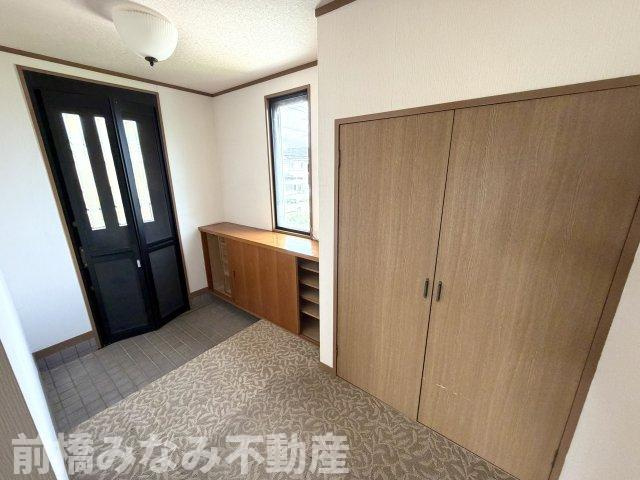 【中古】渋川市半田　６LLDDKKの玄関|明るい玄関です