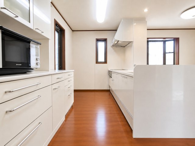 瓦曽根2丁目　並列2台可　吹き抜け中古住宅のキッチン|デジタル加工された写真です。