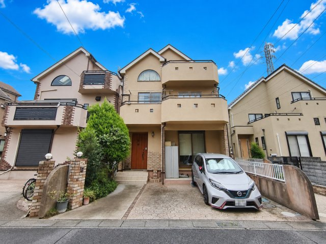 瓦曽根2丁目　並列2台可　吹き抜け中古住宅の外観|ユーロピアン調でとってもお洒落！南向きで駐車2台可！！
デジタル加工された写真です。
