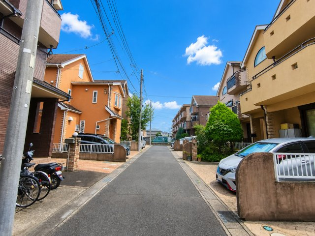 瓦曽根2丁目　並列2台可　吹き抜け中古住宅の前面道路含む現地写真|デジタル加工された写真です。