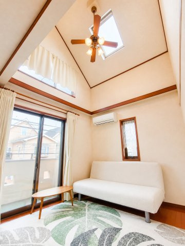 瓦曽根2丁目　並列2台可　吹き抜け中古住宅の居間・リビング|リビングには憧れの吹き抜けに天窓も！！
デジタル加工された写真です。