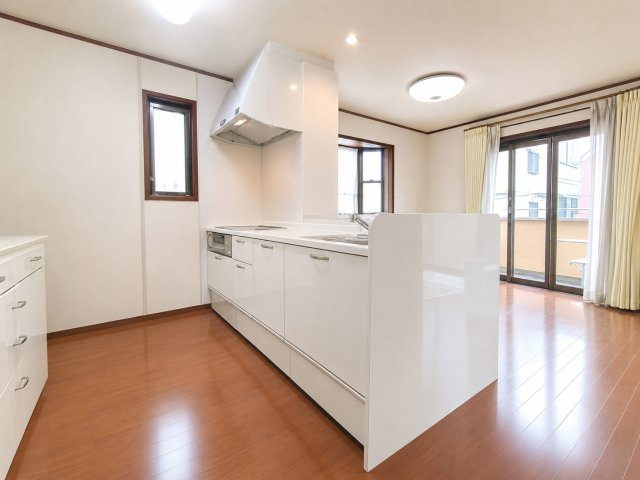 瓦曽根2丁目　並列2台可　吹き抜け中古住宅のキッチン|憧れの対面キッチン！！
デジタル加工された写真です。