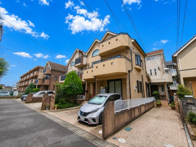 瓦曽根2丁目　並列2台可　吹き抜け中古住宅の前面道路含む現地写真|デジタル加工された写真です。
