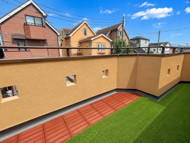 瓦曽根2丁目　並列2台可　吹き抜け中古住宅のバルコニー|デジタル加工された写真です。