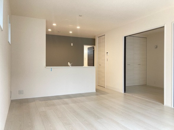 仲介手数料無料【リーベルガーデン蟹江町冨吉駅北　新築戸建】の居間・リビング