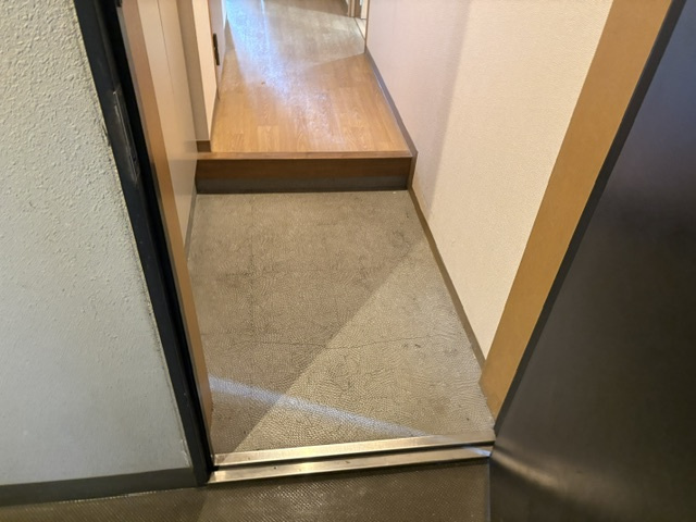 高柳ビルの玄関