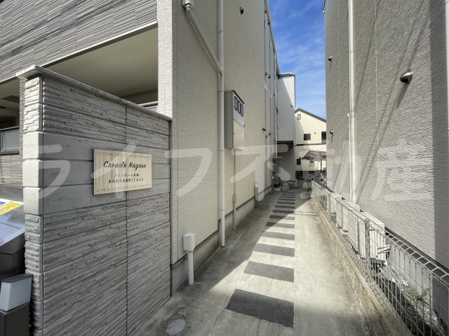 クリエオーレ長瀬のエントランス|毎日通るエントランスはこのようになっています