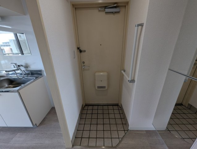 ハイツマドレーの玄関