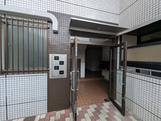 ハイツマドレーのエントランス