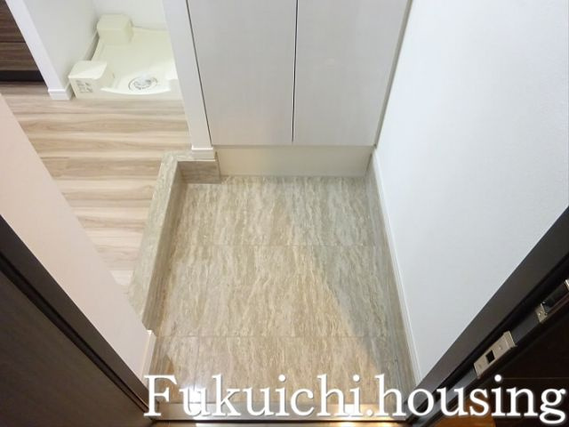 XEBEC明大前の玄関