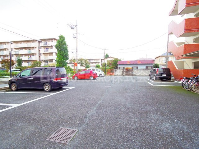 東村山市野口町２丁目の賃貸マンションの駐車場