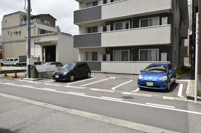 グランドコート堤町の駐車場