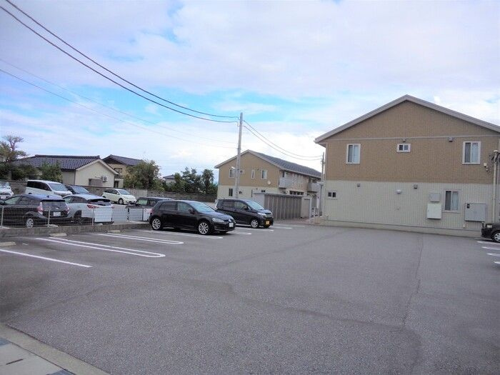 サンシャイン上冨居の駐車場