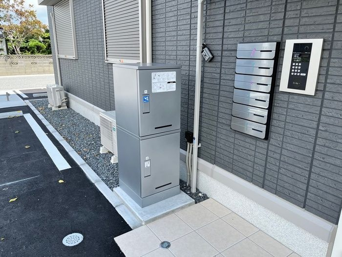 ミナージュ　リラのエントランス|宅配BOX付で荷物の受取に便利です★