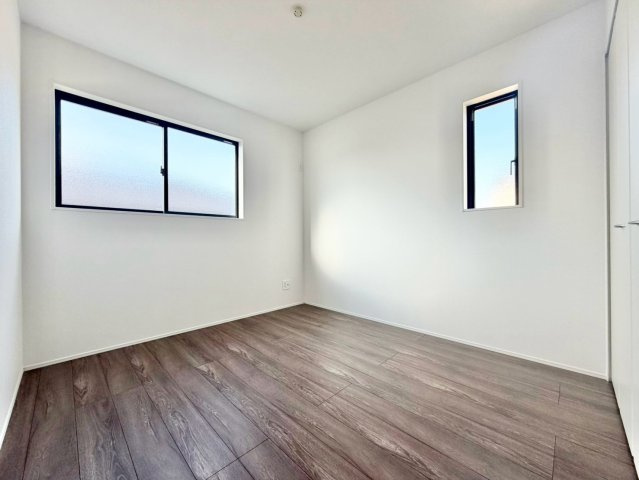 グラファーレ　瀬戸市品野町5期の洋室|陽当りの良い洋室は、お子様の勉強部屋や家族の寝室としても使える、暮らしに合わせて活用できる空間です。