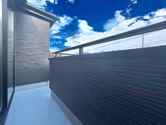 グラファーレ　瀬戸市品野町5期のバルコニー|洗濯物もゆったり干せるバルコニー。日々の家事がちょっと楽になる、うれしいポイントです。									
									