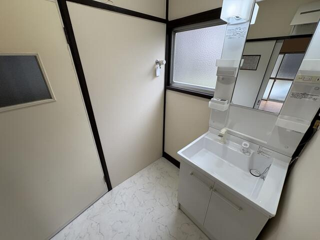 松戸市栄町西３丁目邸宅の独立洗面台