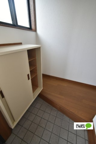 文京町山岸ハイツの玄関