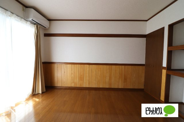 前橋市文京町２丁目のアパートの居間・リビング