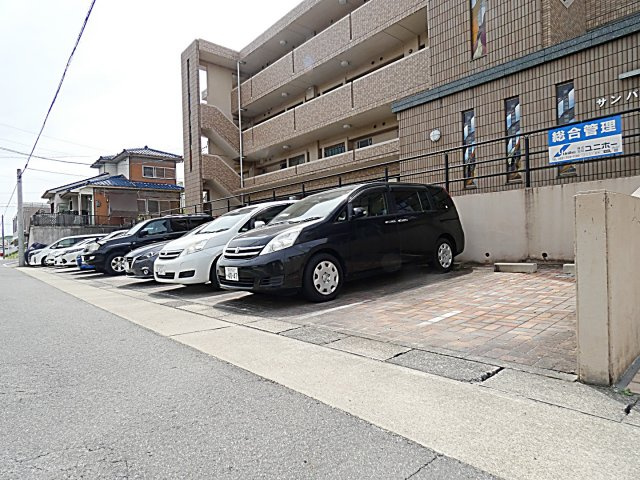 サンパーク一社の駐車場