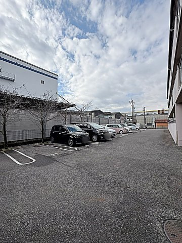 マ・メゾン小牧原　南館の駐車場