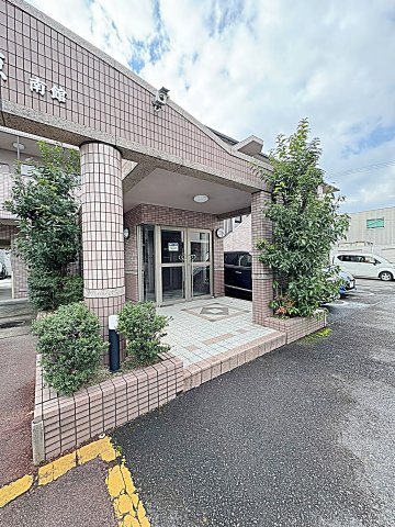 マ・メゾン小牧原　南館のエントランス