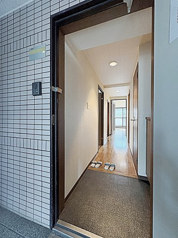 マ・メゾン小牧原　南館の玄関