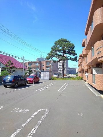 リュミエール　ソレールの駐車場