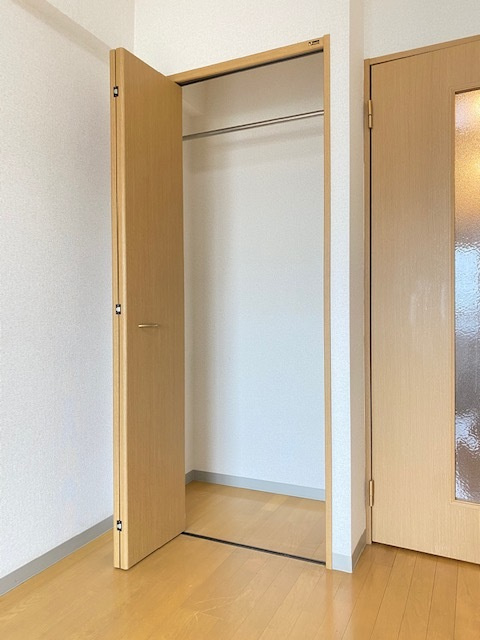 ★丈の長いコート類も収納できるクローゼット★