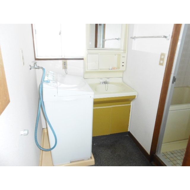 吹上町住居付店舗の洗面所