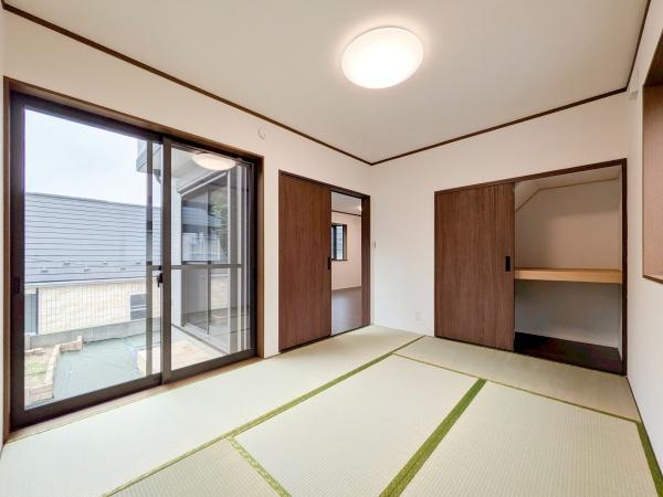 横浜市旭区白根２丁目の中古一戸建の洋室|窓からの光が嬉しい洋室です。
収納もあり、荷物が多い方にも安心です♪