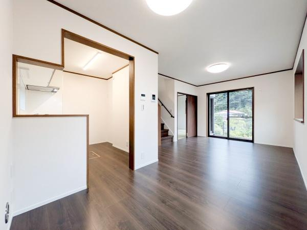 横浜市旭区白根２丁目の中古一戸建の居間・リビング|家族が自然と集まるリビングは
落ち着きのある空間です♪