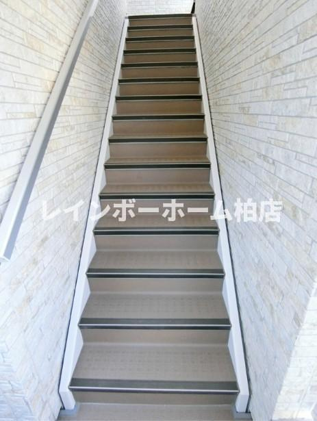 仲介手数料（賃料の1.10ヵ月）の50％OFF対象物件！のその他共用部分|共用階段です