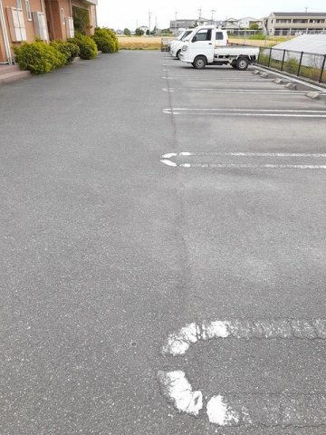 ストロベリー・Ｇ　弐番館の駐車場