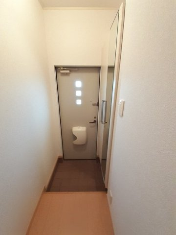 ストロベリー・Ｇ　弐番館の玄関