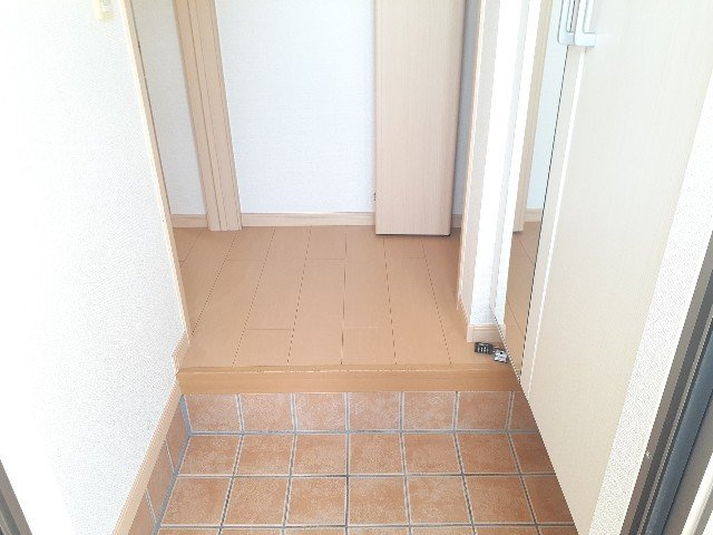 ファミ－ル中野　Ⅱの玄関