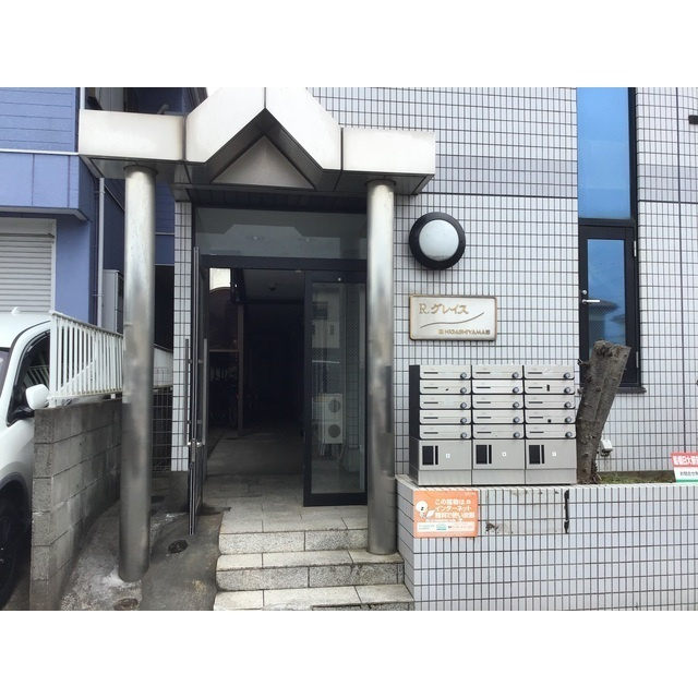 Rグレイスヒガシヤマのエントランス