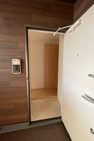 クリスタルメゾン　しらかばの玄関