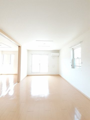 若葉Ｂの居間・リビング|使いやすい居間です