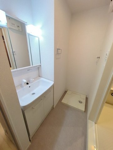 ショコラⅠの洗面所|ゆったりとスペースのある洗面所