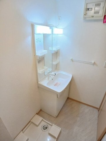 ウィステリアガーデン　Ｃの洗面所|明るい洗面所です