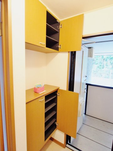 ジュネス A棟の玄関
