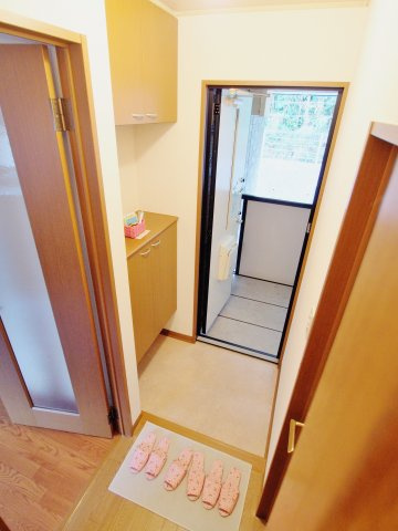 ジュネス A棟の玄関