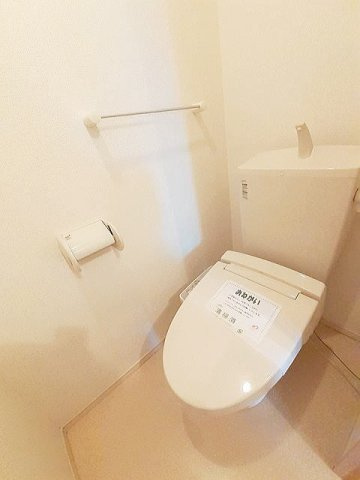 ソレイユフィールドⅢのトイレ|落ち着いた色調のトイレです
