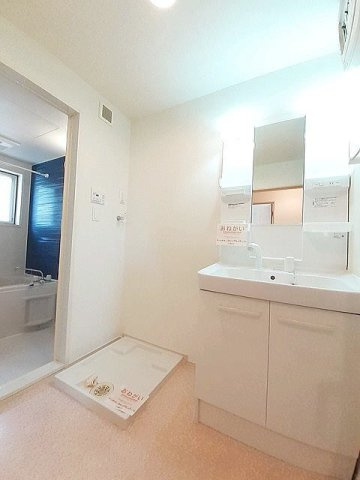 ソレイユフィールドⅢの洗面所|明るい洗面所です