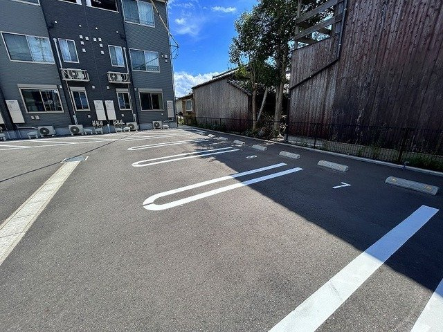 サリーチェ唐津の駐車場|車をお持ちの方に嬉しい駐車場付きの物件です