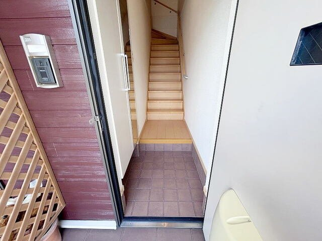 ジュネス２番館の玄関|きれいな玄関です