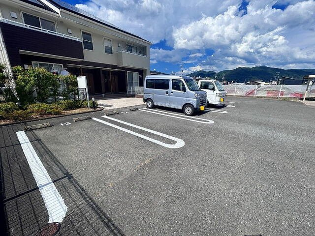 ジュネス２番館の駐車場|駐車場があるので、車を買う予定の方も安心です