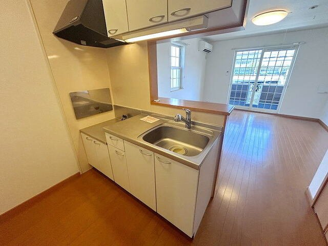 ライフコート東唐津Ｂのキッチン|コンパクトなキッチンで掃除もラクラク