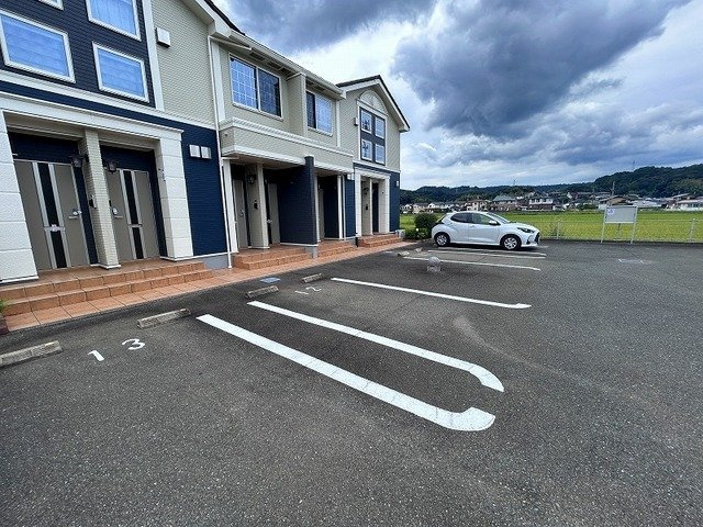 フロントフィールド２番館の駐車場|車をお持ちの方に嬉しい駐車場付きの物件です